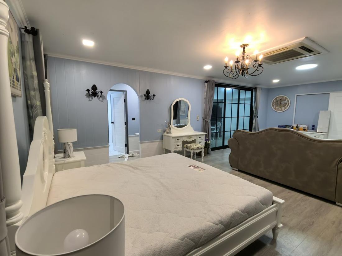 Honeymoon Suite