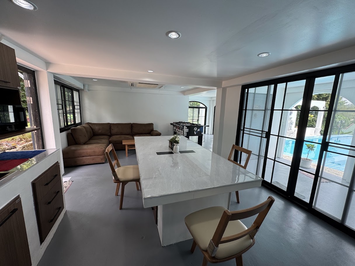 Poolside Lounge บรรยากาศเยี่ยม